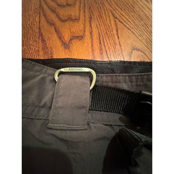 Ascend Men's 38 Gray Cargo Shorts w/ Belt and Carabiner Bass Pro Shop - Picture 4 of 10